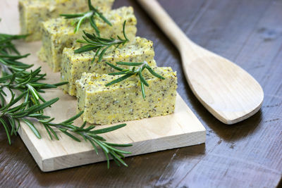 Close-up of sliced polenta on cutting board