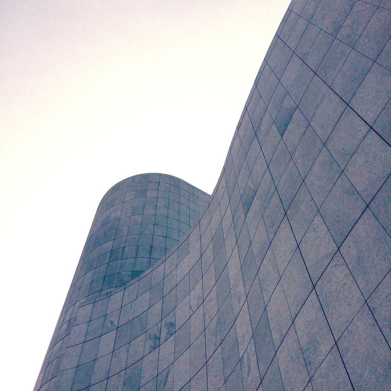 LOW ANGLE VIEW OF BUILDING AGAINST CLEAR SKY