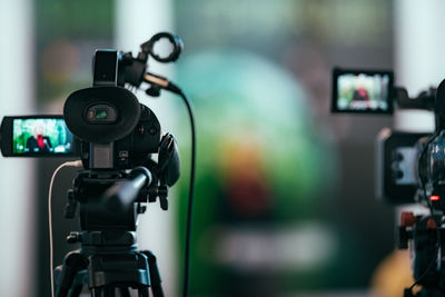 Public live event media coverage, television cameras at a press conference