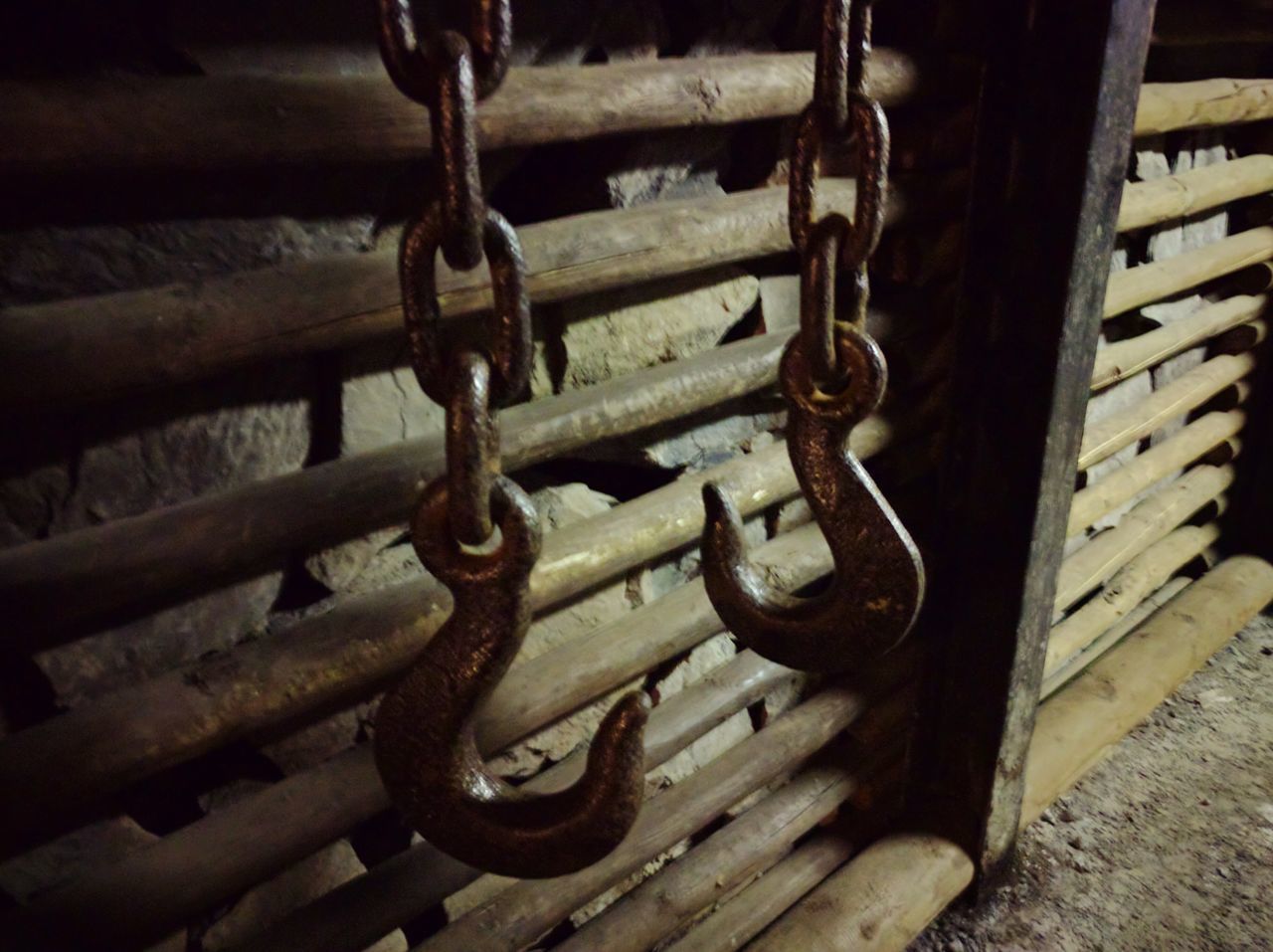 HIGH ANGLE VIEW OF RUSTY CHAIN ON RAILING