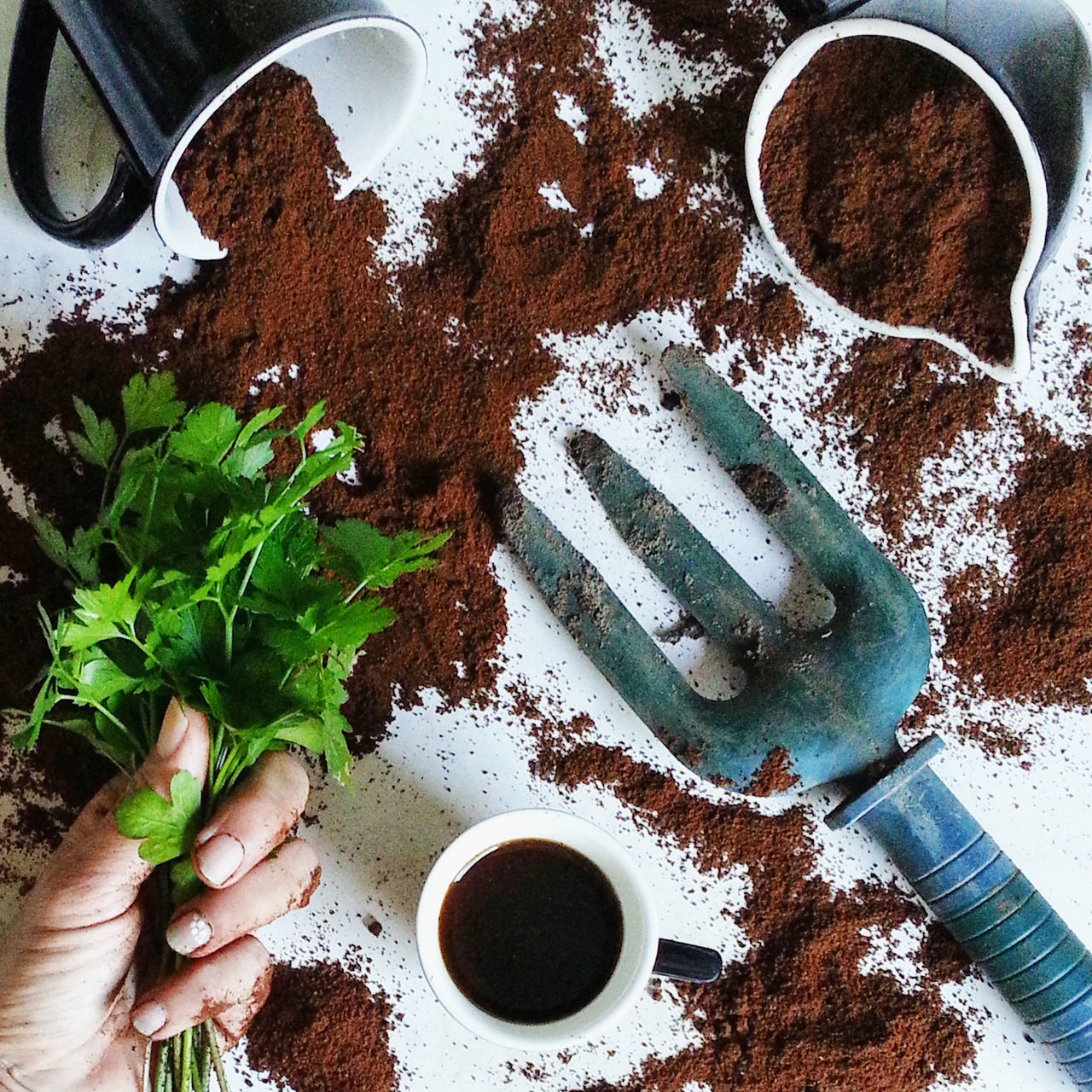 HIGH ANGLE VIEW OF COFFEE CUP ON TABLE