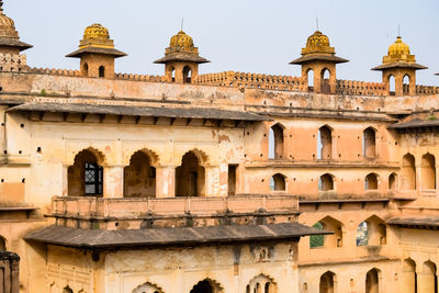 Beautiful view of orchha palace fort, raja mahal and chaturbhuj temple from jahangir mahal, orchha