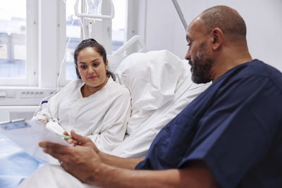 Female patient talking to nurse