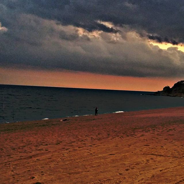 sea, beach, sky, water, scenics, tranquil scene, cloud - sky, horizon over water, tranquility, sunset, shore, beauty in nature, sand, nature, silhouette, cloud, idyllic, cloudy, leisure activity