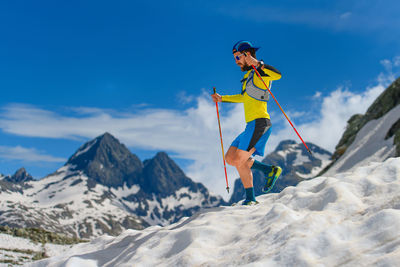 Practice skyrunning at high altitude on the snow during the descent ,