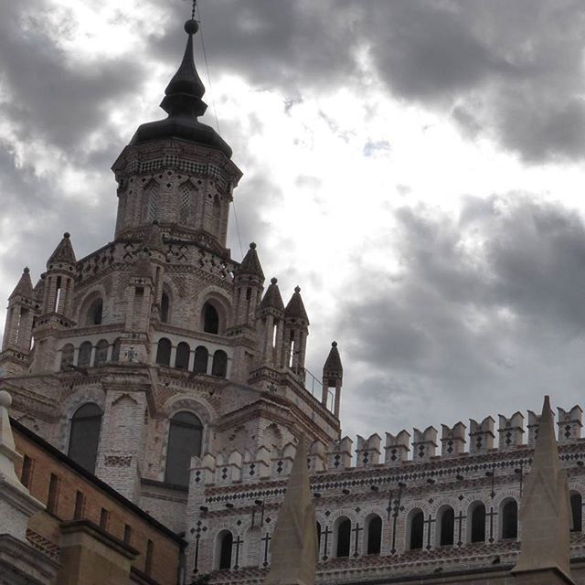 architecture, built structure, building exterior, sky, low angle view, cloud - sky, cloudy, history, cloud, famous place, travel destinations, religion, place of worship, dome, church, arch, cathedral, spirituality, tourism