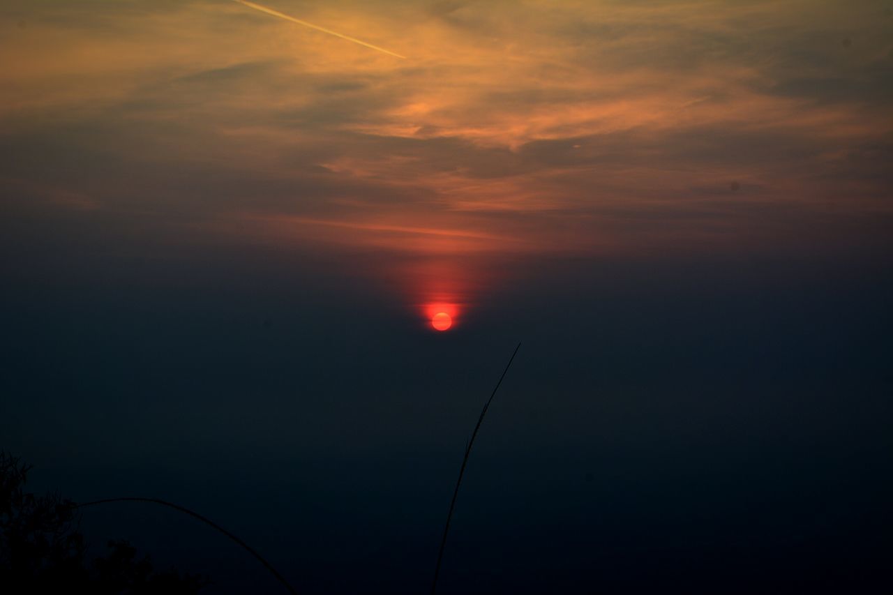 sunset, scenics, beauty in nature, tranquil scene, tranquility, orange color, sky, sun, silhouette, idyllic, nature, cloud - sky, dramatic sky, majestic, outdoors, no people, water, atmospheric mood, sunlight, dark