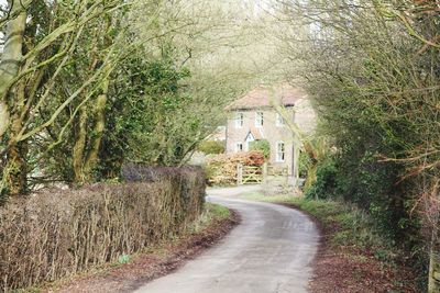 Narrow walkway leading to footpath