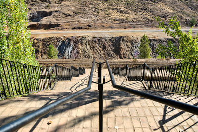 Stairway in rio tinto to see the train tracks