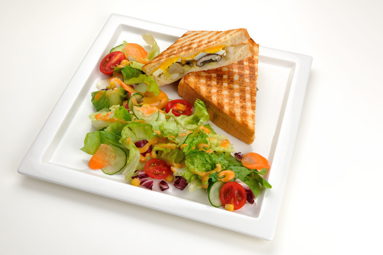 CLOSE-UP OF FOOD ON TABLE