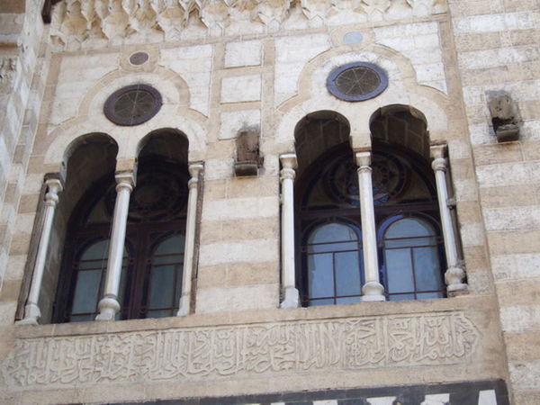 LOW ANGLE VIEW OF ORNATE BUILDING