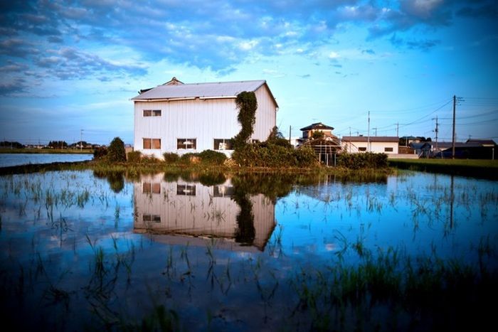 reflection, water, building exterior, architecture, built structure, sky, blue, lake, waterfront, standing water, house, cloud - sky, cloud, nature, outdoors, residential structure, no people, tranquility, day, beauty in nature