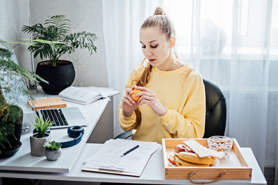 Eat healthy while working from home. healthy lunches work from home. woman freelancer eating