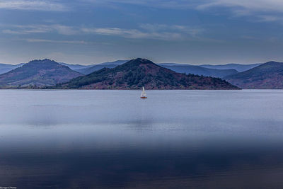 Photo minimaliste lac du salagou