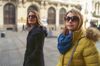 Young woman wearing sunglasses in city