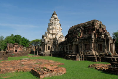 Old ruins of building against sky