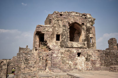 Old ruin building against sky