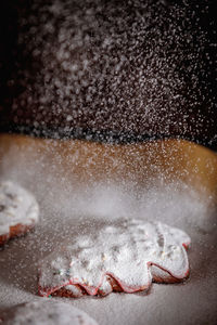 Sprinkle icing sugar over the christmas cookies