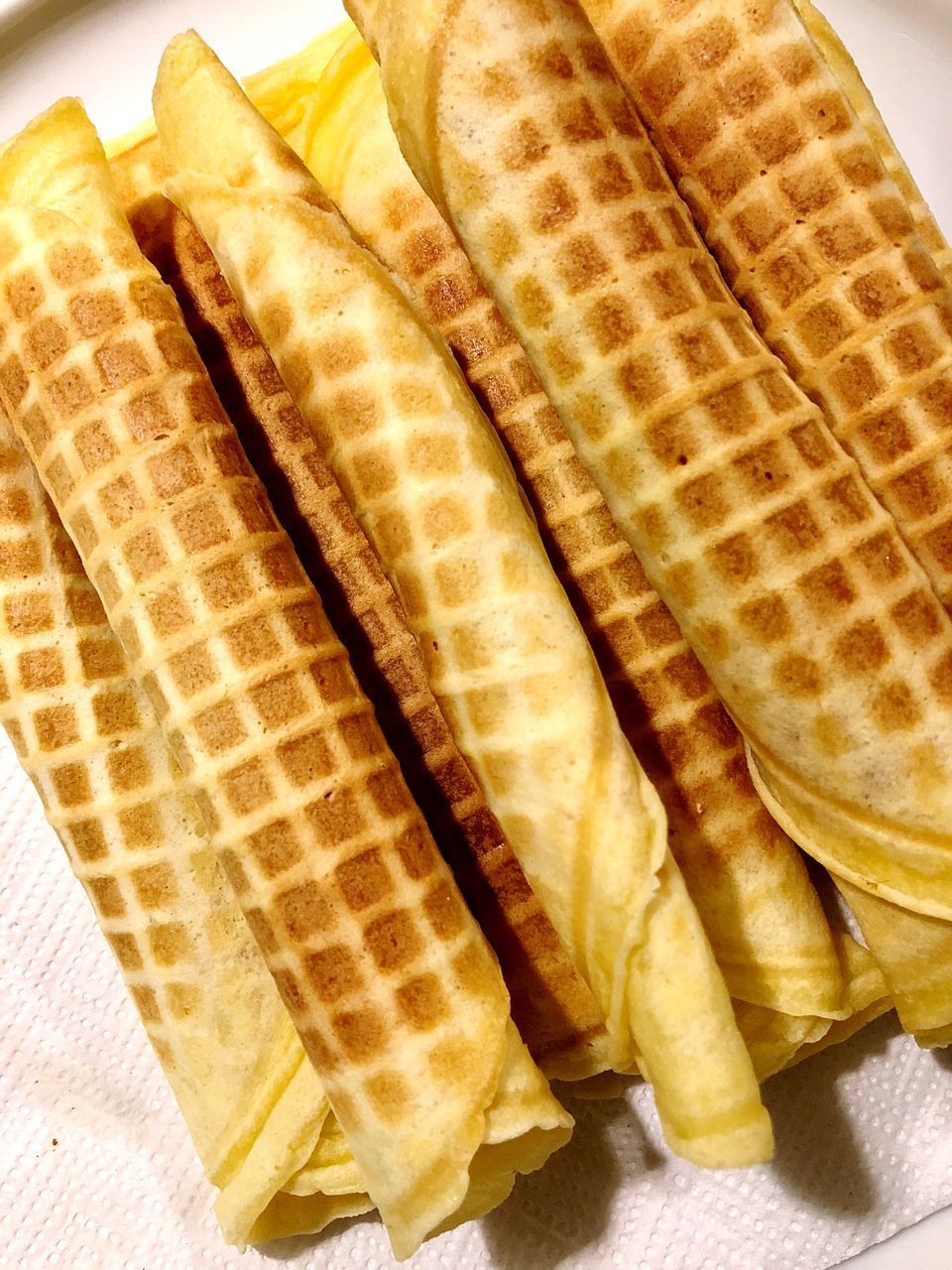 CLOSE-UP OF BREAD ON TRAY