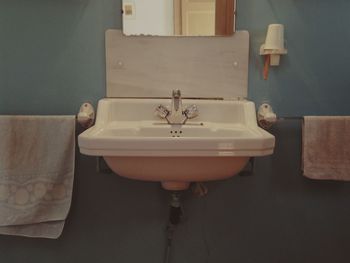 Wash basin in bathroom