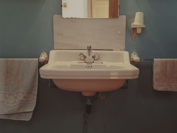 Wash basin in bathroom