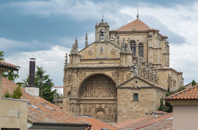 Monastery of san esteban gothic and plateresque style of the vxi century salamanca, spain