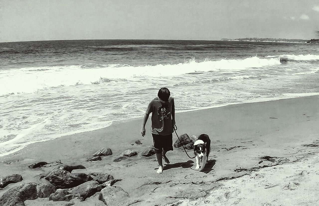 sea, beach, water, horizon over water, shore, leisure activity, sand, lifestyles, full length, men, vacations, wave, nature, sky, beauty in nature, scenics, boys, togetherness