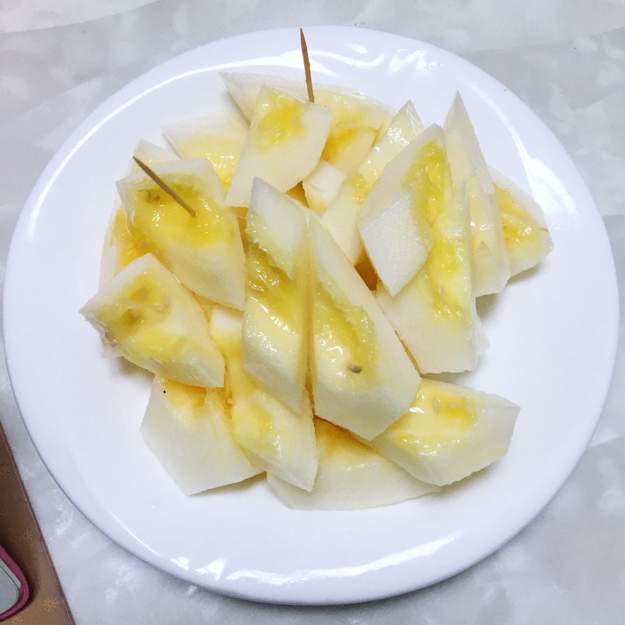 plate, food and drink, food, sweet food, fruit, no people, slice, close-up, ready-to-eat, indoors, freshness, starfruit, flavored ice, day