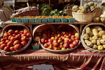Heirloom tomatoes and winter squash at a farmers market in copley square, boston, massachusetts. 