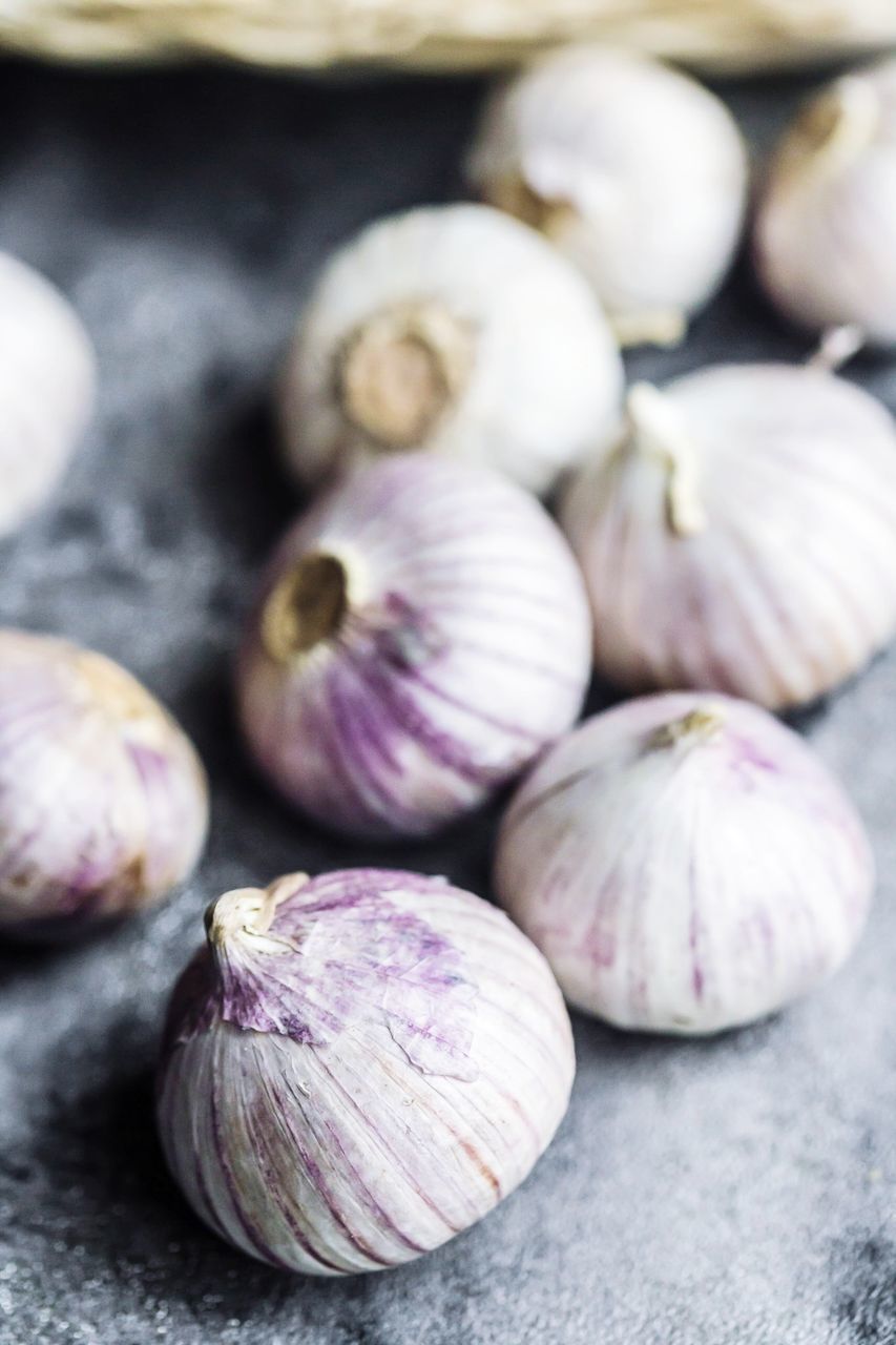 CLOSE-UP OF GARLIC