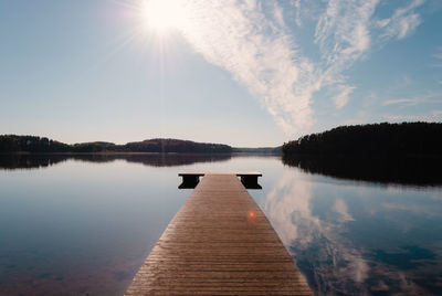 Wooden pier on lake baltieji lakajai in labanoras regional park, lithuania.