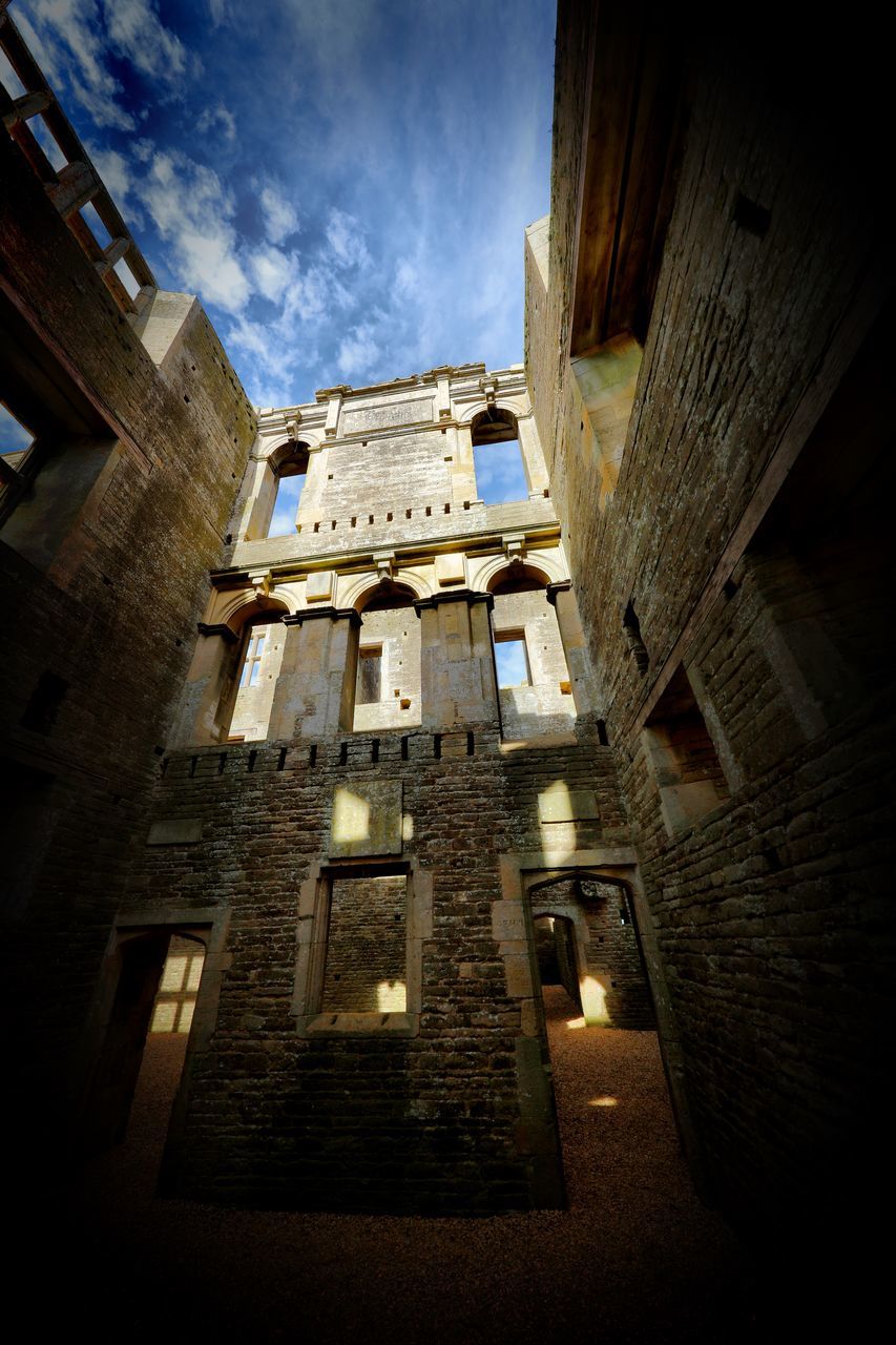 LOW ANGLE VIEW OF OLD BUILDINGS AGAINST SKY