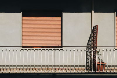 Metallic structure against building