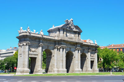 Statue of historical building against blue sky