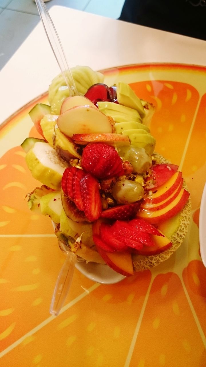 HIGH ANGLE VIEW OF STRAWBERRIES ON TABLE