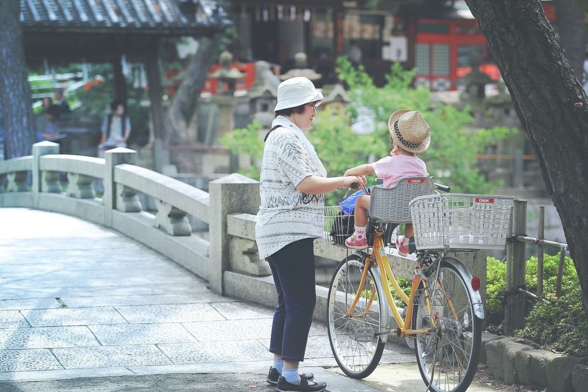 full length, casual clothing, lifestyles, leisure activity, men, bicycle, rear view, street, building exterior, boys, city, focus on foreground, childhood, land vehicle, built structure, architecture, holding