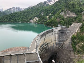 Scenic view of dam by river at kurobe dam tateyama, japan.