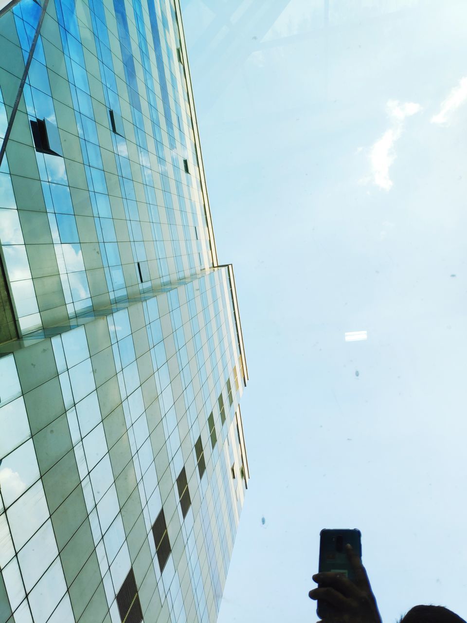 LOW ANGLE VIEW OF MODERN BUILDING AGAINST SKY