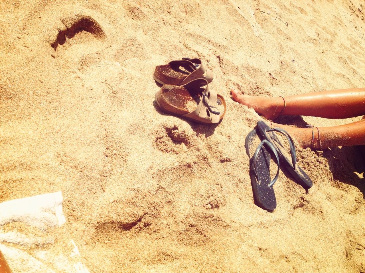 lifestyles, leisure activity, person, men, holding, sand, part of, high angle view, skill, beach, cropped, day, risk, sunlight, unrecognizable person