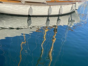  boat moored with reflets 