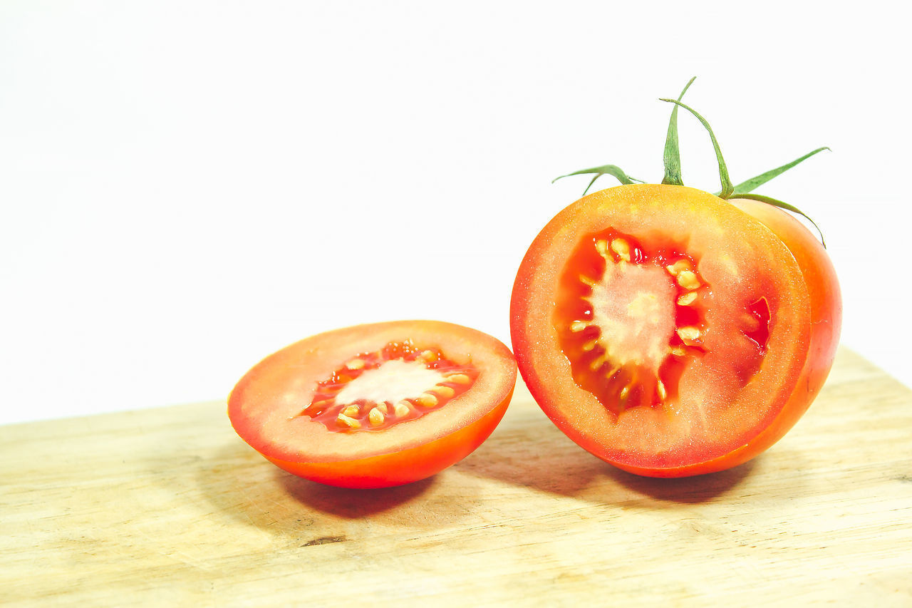 CLOSE-UP OF ORANGE FRUIT ON TABLE