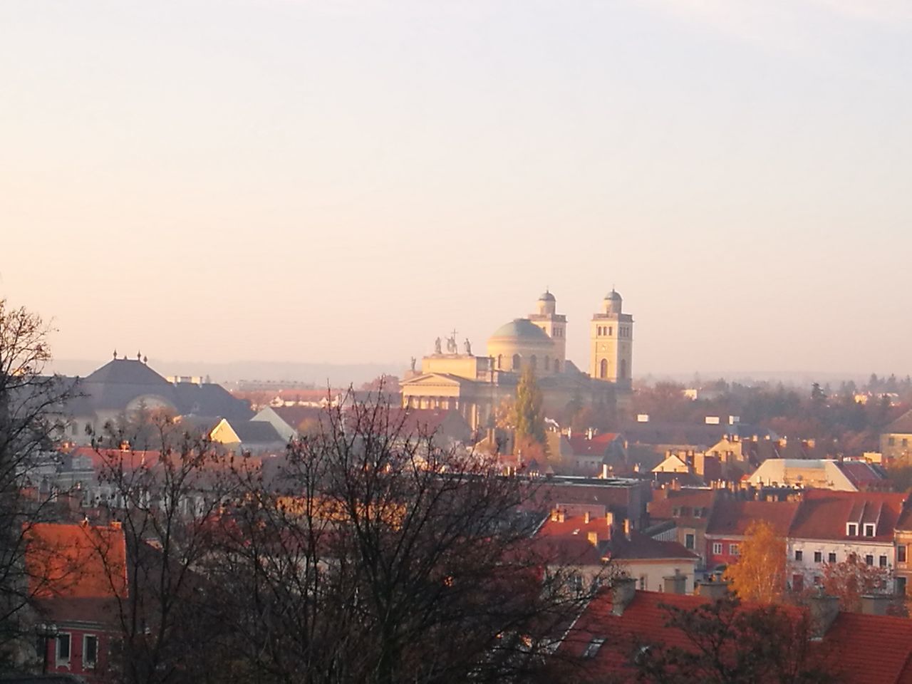 HIGH ANGLE VIEW OF TOWNSCAPE AGAINST SKY