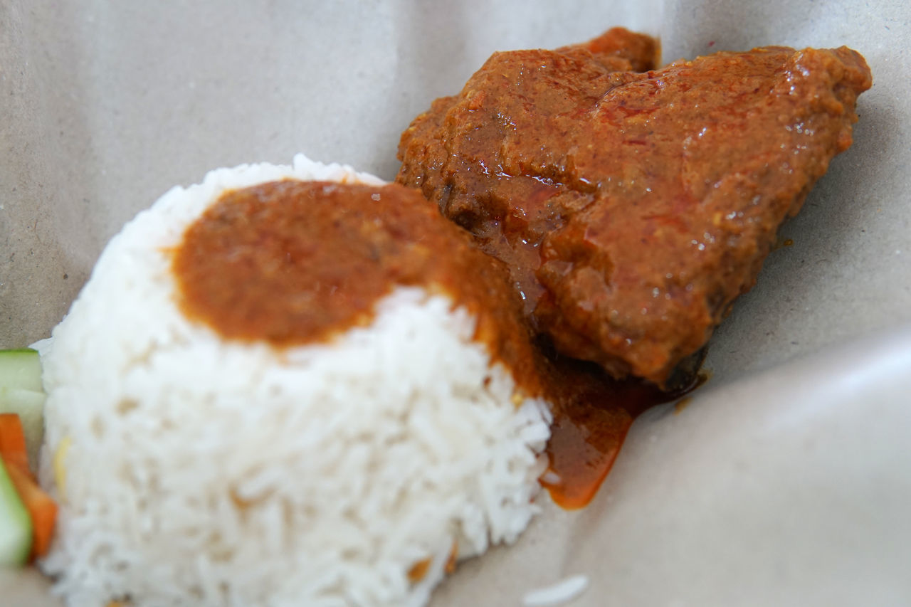 CLOSE-UP OF MEAT SERVED WITH BREAD IN PLATE