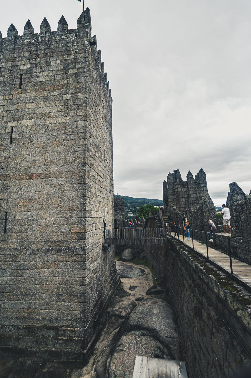 VIEW OF HISTORIC BUILDING AGAINST CLOUDY SKY