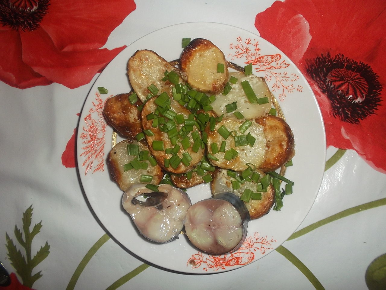 HIGH ANGLE VIEW OF FOOD SERVED ON TABLE