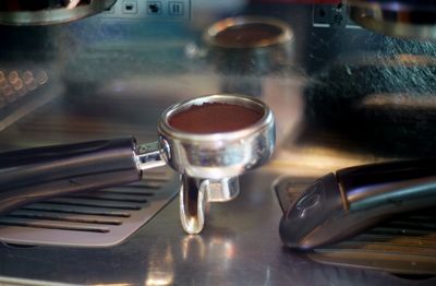 Preparing a coffee to used with the coffee machine.