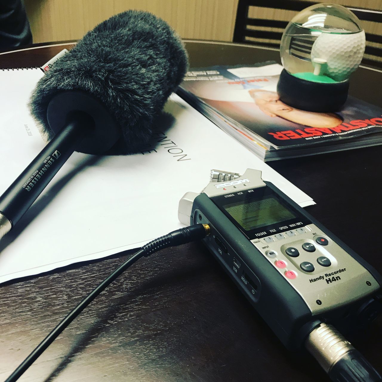 HIGH ANGLE VIEW OF SMART PHONE AND PEN ON TABLE