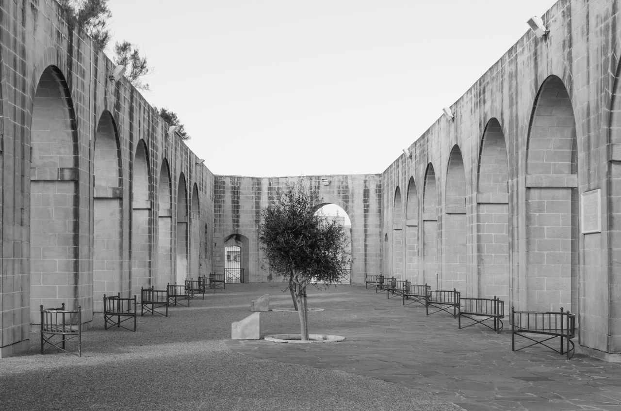 VIEW OF HISTORIC BUILDING AGAINST SKY