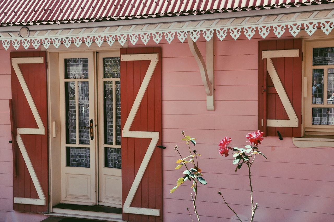 building exterior, architecture, built structure, window, house, day, outdoors, no people, flower, residential building, roof, plant, window box, nature