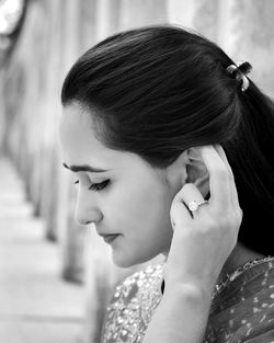 Close-up portrait of young woman looking away